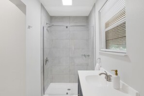 Dusche, Haartrockner, Handtücher