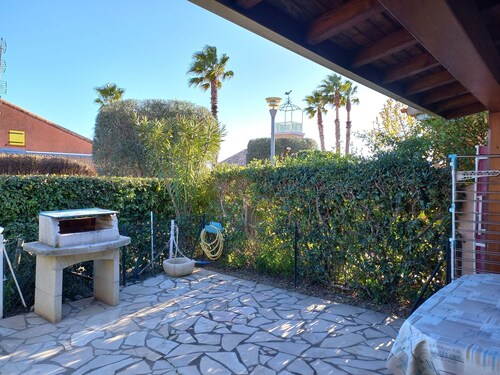 Maisonnette avec piscine ,tennis et terrain de boules  5 mn de l étang de thau  