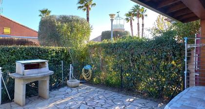 Maisonnette avec piscine ,tennis et terrain de boules 5 mn de l étang de thau