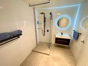 Secadora de cabello, toallas, jabón, papel de baño 