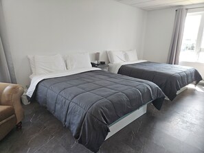 1 bedroom, desk, laptop workspace, soundproofing