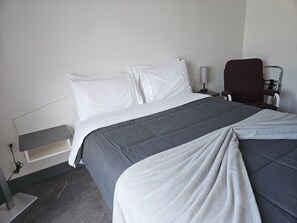 1 bedroom, desk, laptop workspace, soundproofing