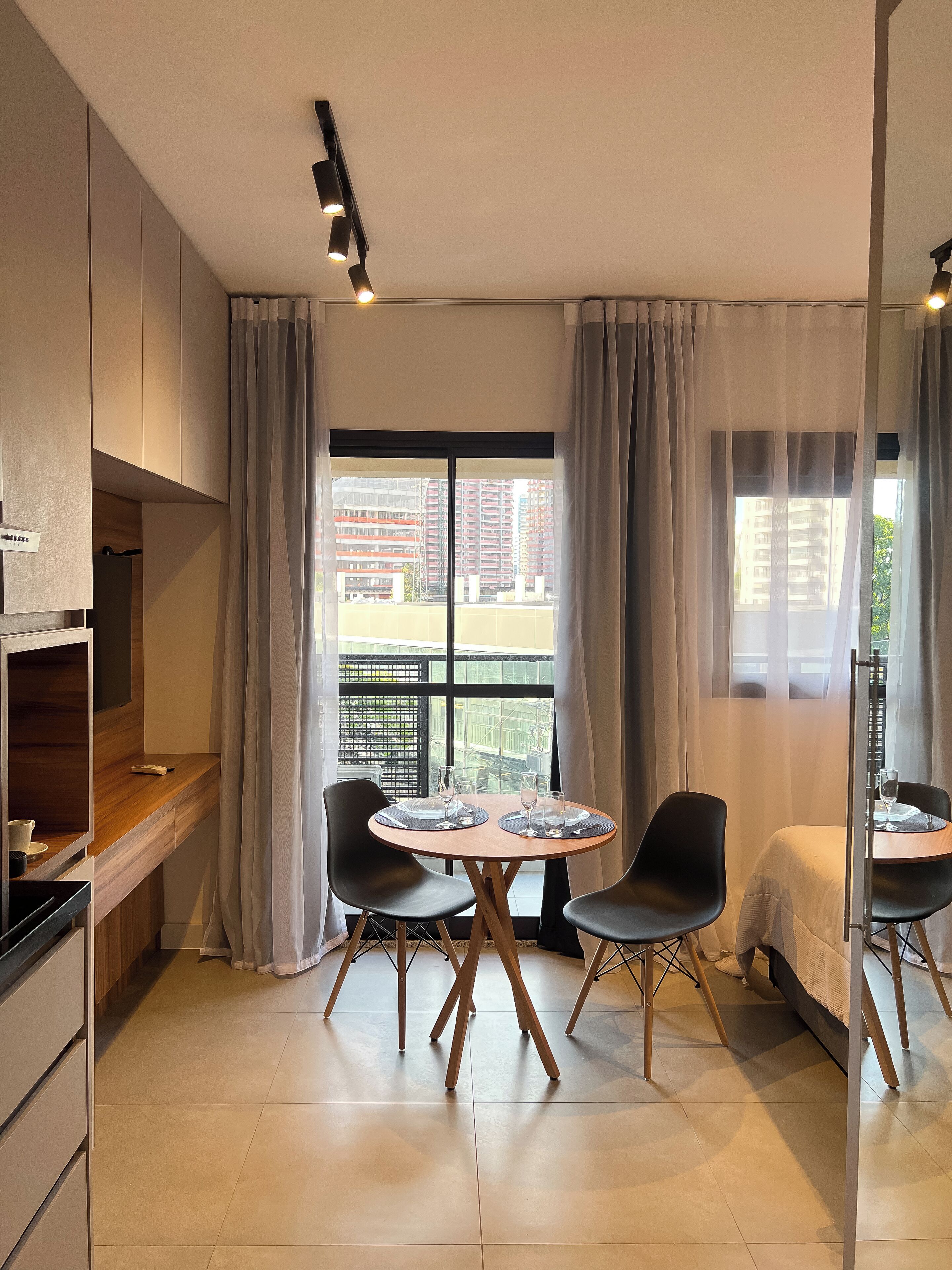 Studio Confort, balcon, vue ville | Coin séjour