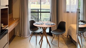 Studio – comfort, balkong, byutsikt | Oppholdsområde