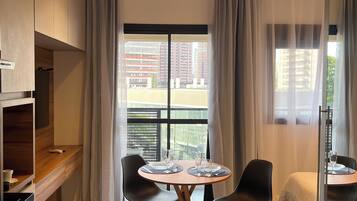 Studio Confort, balcon, vue ville | Coin séjour