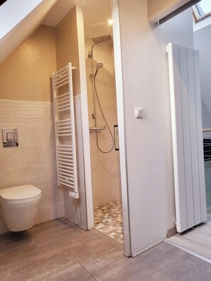 Shower, hair dryer, towels, toilet paper - Héméra: House in the heart of Barfleur (Barfleur)