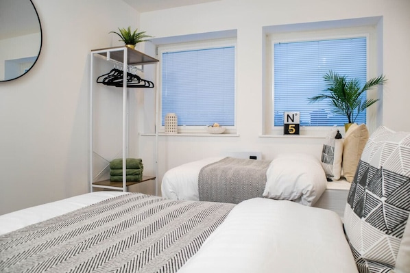 2 habitaciones, tabla de planchar con plancha, wifi y ropa de cama