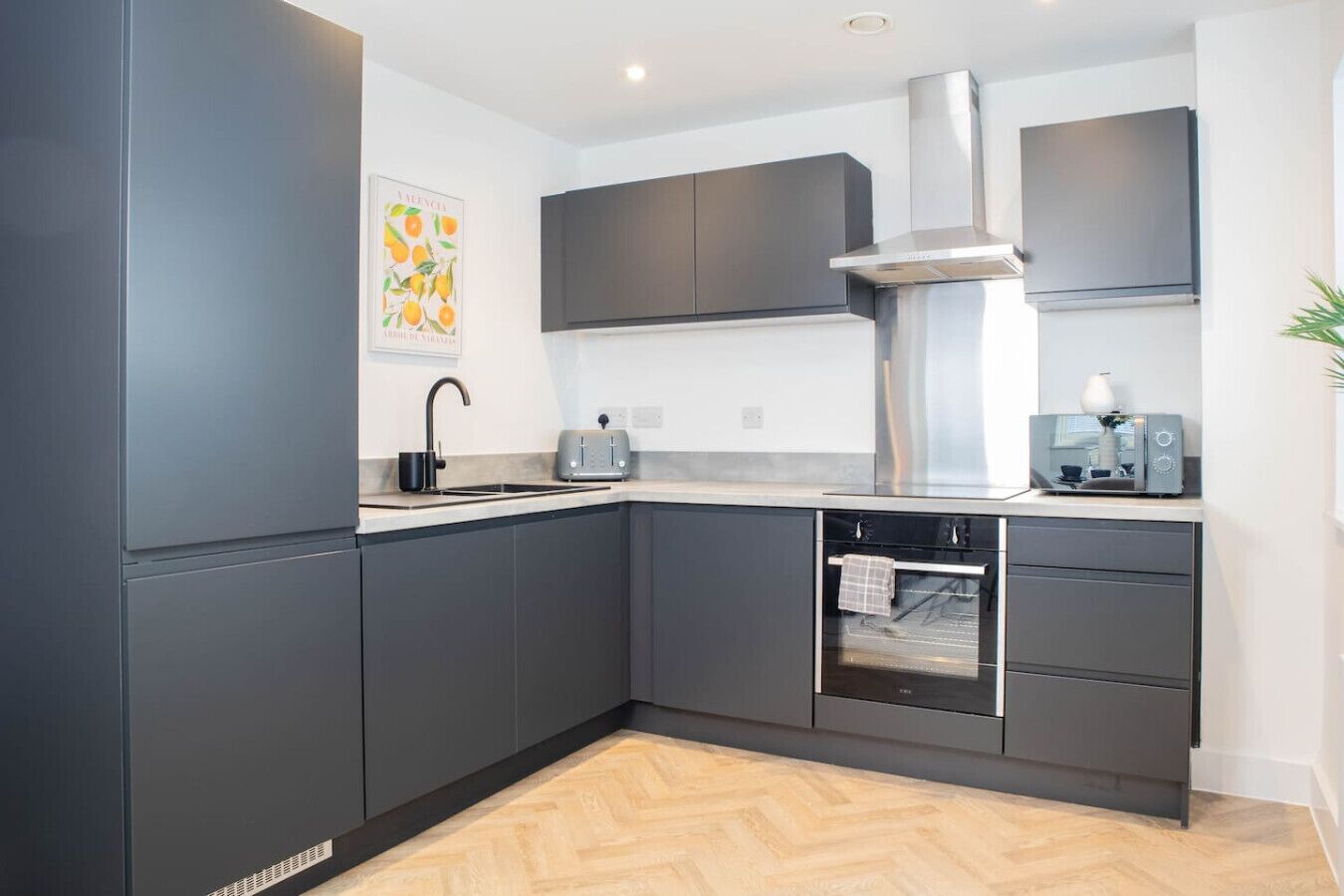 Réfrigérateur, micro-ondes, four, plaque de cuisson