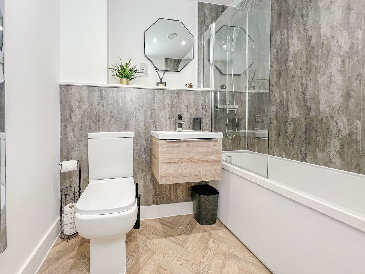 Serviettes fournies, papier toilette