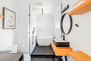 Hårføner, håndklær og sjampo
