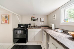Fridge, microwave, oven, stovetop - Juniper Cottage | Lindale Park Houston (Houston)
