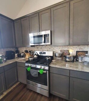 Geladeira, micro-ondas, fogão, cooktop