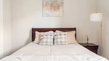 2 bedrooms, iron/ironing board, WiFi, bed sheets