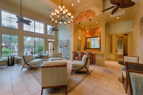 Luxury Fully Furnished Apartment by the Lake