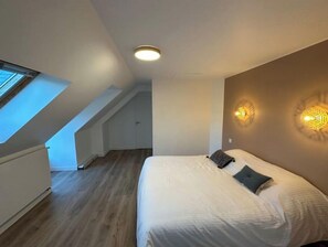 4 bedrooms, iron/ironing board, travel cot, WiFi