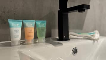 Articles de toilette gratuits, savon, shampoing, papier toilette