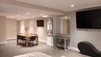 Deluxe Studio Suite | Free WiFi, bed sheets