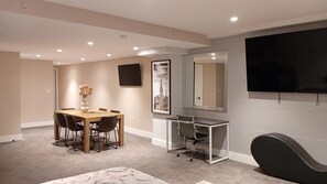 Deluxe Studio Suite | Free WiFi, bed sheets