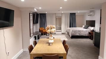 Deluxe Studio Suite | Free WiFi, bed sheets