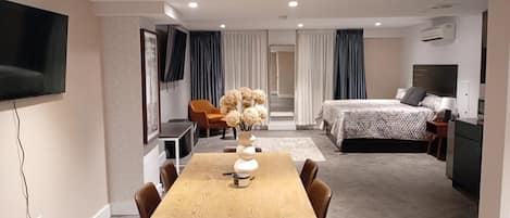 Deluxe Studio Suite | Free WiFi, bed sheets