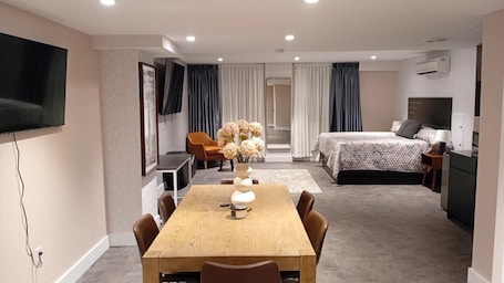 Deluxe Studio Suite | Free WiFi, bed sheets