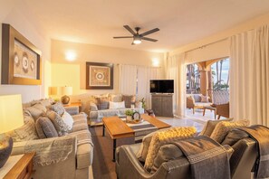 Smart TV - Family Friendly Las Olas Oceanfront Remodeled 2BR Steps to Surf, Sand & Dining! (San José del Cabo)