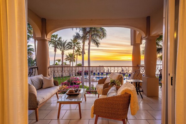 Property grounds - Family Friendly Las Olas Oceanfront Remodeled 2BR Steps to Surf, Sand & Dining! (San José del Cabo)