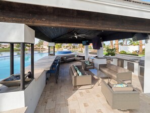 Outdoor dining - This GORGEOUS custom home is located on 3/4 acre waterfront in Gilbert Arizona (Gilbert)