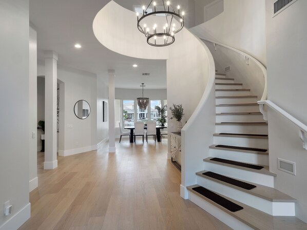 Interior - This GORGEOUS custom home is located on 3/4 acre waterfront in Gilbert Arizona (Gilbert)