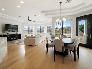Dining - This GORGEOUS custom home is located on 3/4 acre waterfront in Gilbert Arizona (Gilbert)