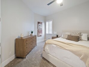 5 bedrooms, desk, iron/ironing board, free WiFi - This GORGEOUS custom home is located on 3/4 acre waterfront in Gilbert Arizona (Gilbert)
