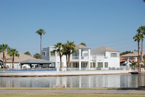 Exterior - This GORGEOUS custom home is located on 3/4 acre waterfront in Gilbert Arizona (Gilbert)