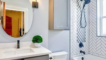 Een haardroger, handdoeken, zeep, toiletpapier