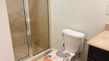 Secadora de cabello, toallas, jabón, papel de baño