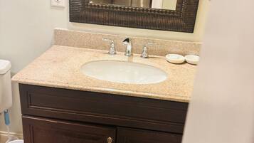 吹风机、毛巾、肥皂、卫生纸