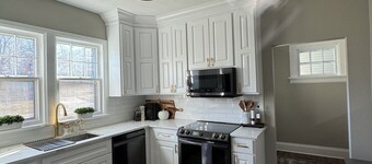 Cozy and accomodating designer home near downtown and McKennan Park - sleeps 10+