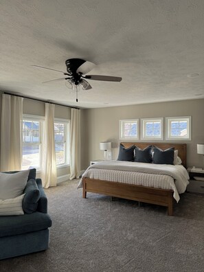 4 chambres, bureau, fer et planche à repasser, lit parapluie