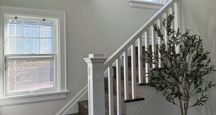 Cozy and accomodating designer home near downtown and McKennan Park - sleeps 10+