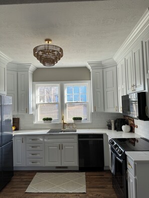 Kylskåp, mikrovågsugn, ugn och spishäll