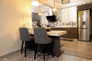 Geladeira, micro-ondas, fogão, cooktop