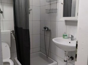 Shower, hair dryer, towels - Apartments Villa Mira Roso - One Bedroom Apartment 2 (Makarska)