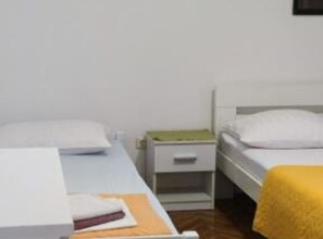 1 dormitorio, tabla de planchar con plancha, Internet y ropa de cama