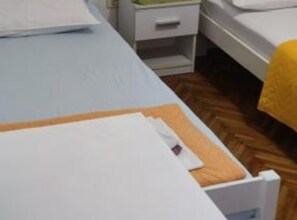 1 dormitorio, tabla de planchar con plancha, Internet y ropa de cama