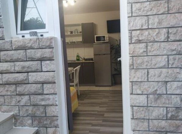 Frigorífico, microondas, placa de cocina y tostadora