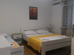 1 dormitorio, tabla de planchar con plancha, Internet y ropa de cama