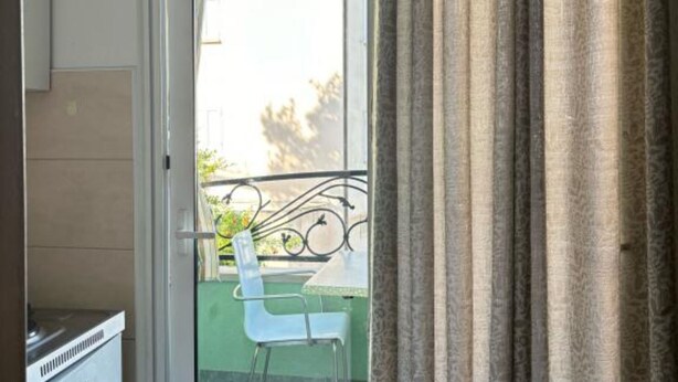 A room with a sliding glass door leading to a balcony. - Apartments Villa Mira Roso - Studio Apartment 3 (Makarska)