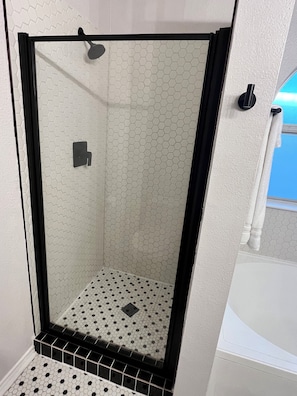 Haartrockner, Handtücher, Seife, Toilettenpapier