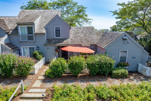 Vineyard Sound Retreat Sleeps 6!