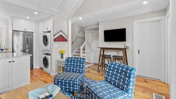 Townhome, Multiple Beds, Kitchen, Garden View (Vineyard Sound Retreat) | Interior