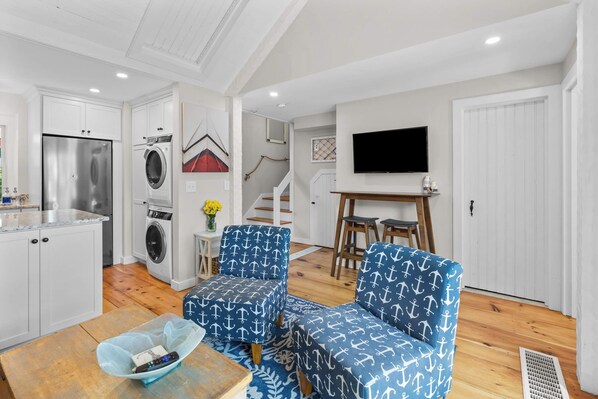 Townhome, Multiple Beds, Kitchen, Garden View (Vineyard Sound Retreat) | Interior